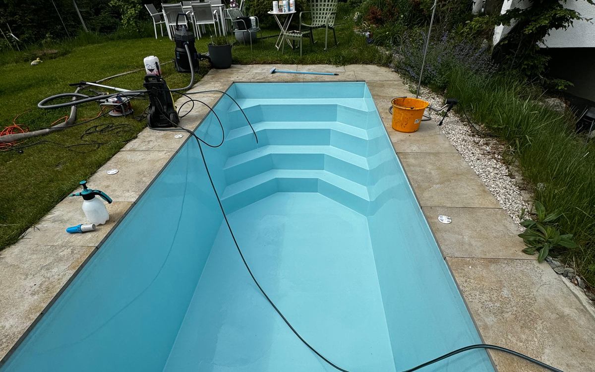 Pool nach der Grundreinigung — frisch befüllt, türkisklares Wasser, saubere Stufen