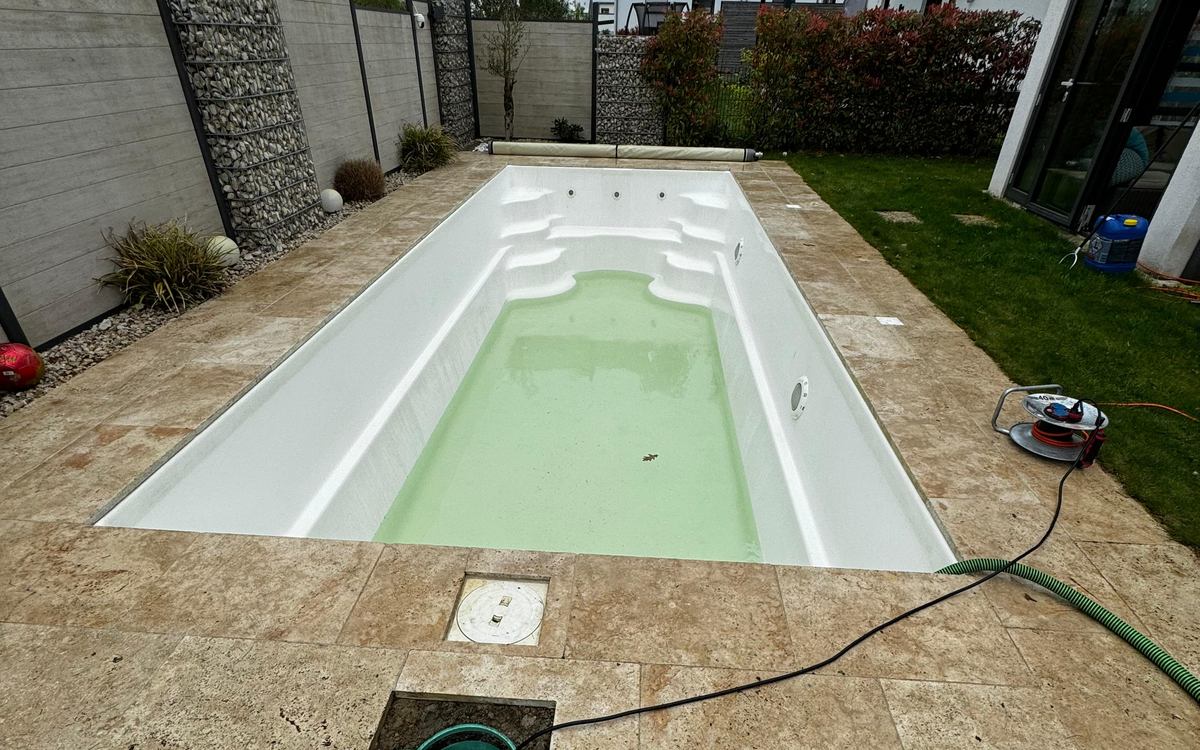 Derselbe Pool nach der Reinigung — strahlend weiße Wände, klares Wasser