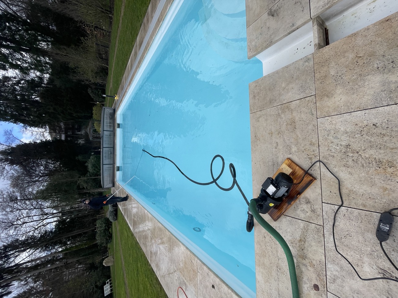 Kristallklarer Pool nach der professionellen Reinigung durch PTS Pool & Teichservice
