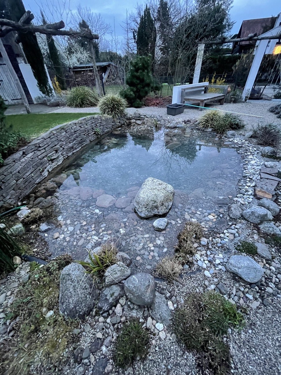 Naturnah gestalteter Gartenteich mit Natursteinen, gepflegt von PTS Pool & Teichservice